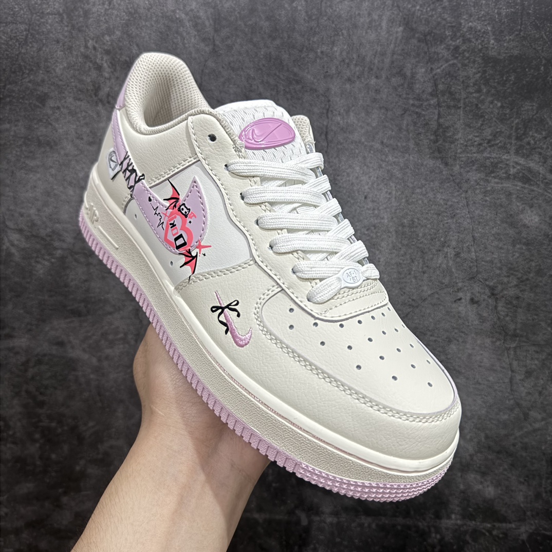 图片[3]-【定制版】Nike Air Force 1 Low “Devil\’s Wings”万圣节主题系列😈“恶魔翅膀” 😈空军一号低帮休闲运动板鞋桃心恶魔翅膀的出现，让整个万圣节的氛围更加可爱而诡异。在阴森的古堡顶端，若隐若现。那闪烁着桃色光芒的心形，搭配着这对可爱的翅膀，仿佛是恶魔小尤物降临人间。 货号：FB1839-221 尺码：36 36.5 37.5 38 38.5 39 40 40.5 41 42 编码：HXS290300-鞋库