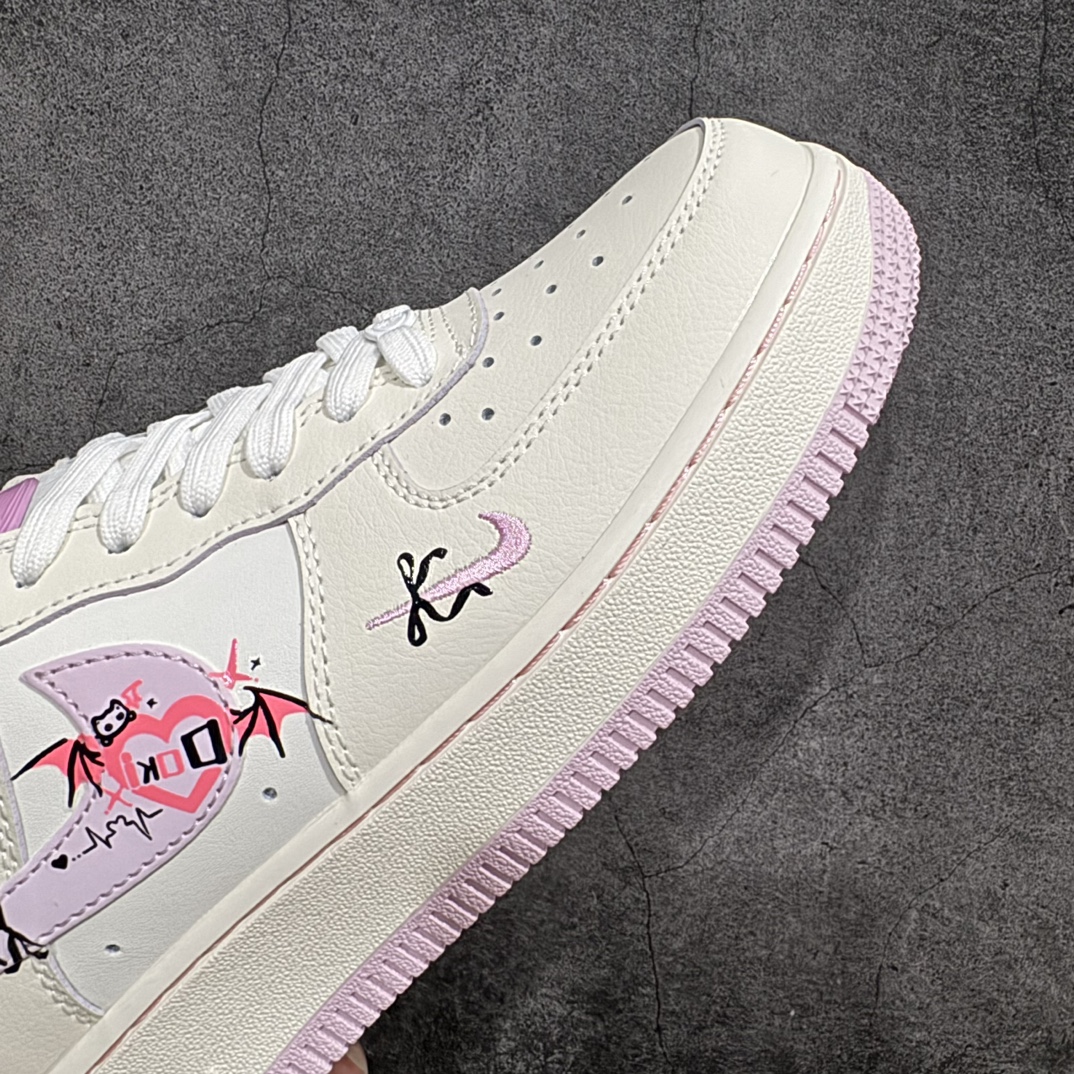 图片[6]-【定制版】Nike Air Force 1 Low “Devil\’s Wings”万圣节主题系列😈“恶魔翅膀” 😈空军一号低帮休闲运动板鞋桃心恶魔翅膀的出现，让整个万圣节的氛围更加可爱而诡异。在阴森的古堡顶端，若隐若现。那闪烁着桃色光芒的心形，搭配着这对可爱的翅膀，仿佛是恶魔小尤物降临人间。 货号：FB1839-221 尺码：36 36.5 37.5 38 38.5 39 40 40.5 41 42 编码：HXS290300-鞋库