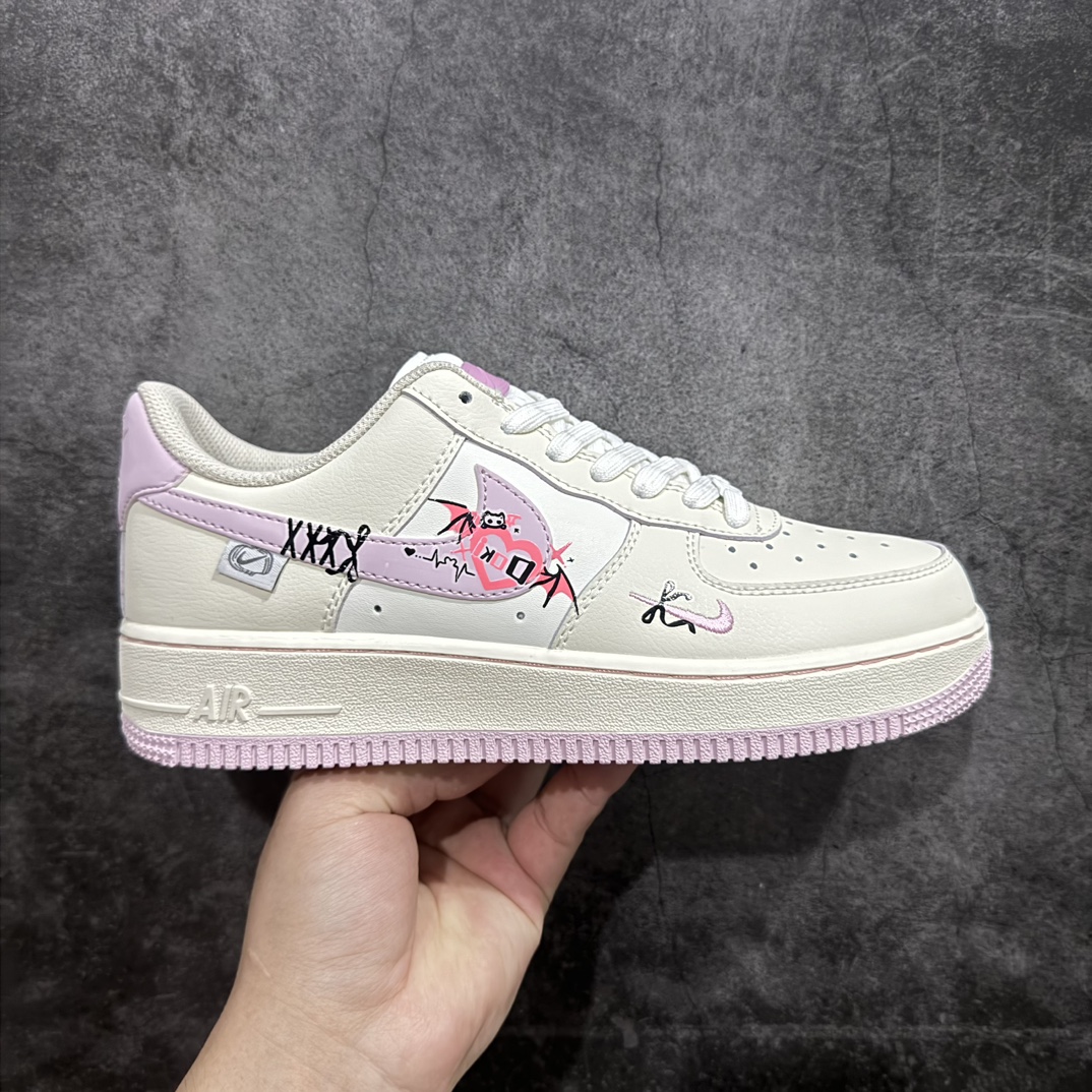 【定制版】Nike Air Force 1 Low “Devil\’s Wings”万圣节主题系列😈“恶魔翅膀” 😈空军一号低帮休闲运动板鞋桃心恶魔翅膀的出现，让整个万圣节的氛围更加可爱而诡异。在阴森的古堡顶端，若隐若现。那闪烁着桃色光芒的心形，搭配着这对可爱的翅膀，仿佛是恶魔小尤物降临人间。 货号：FB1839-221 尺码：36 36.5 37.5 38 38.5 39 40 40.5 41 42 编码：HXS290300-鞋库