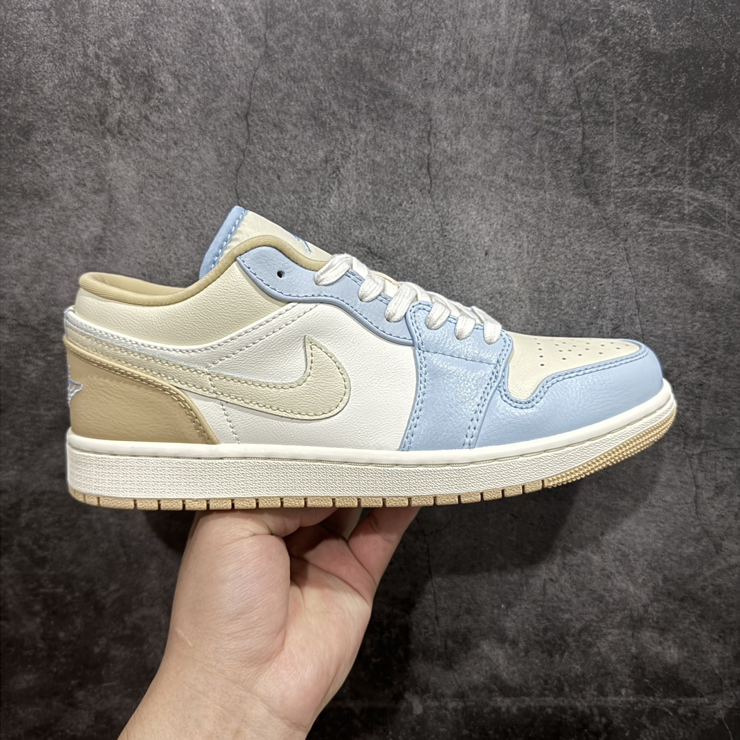 【DT纯原】Air Jordan AJ1 Low 低帮 米白棕 HQ4186-111市面中低帮最具代表性版本没有之一 口碑大厂出品 品控大底版型不断改良更新 全套原纸板楦头开发 确保原汁原味 完美呈现版型 完美零毛边处理 原厂内置全掌气垫 价格定位良心 平台专用代工流水线出品 一眼公司既视感 拿到手的一瞬间就与众不同 碾压市面所有版本 全部原鞋开发 每一个配色都会采购原鞋确认细节 打破市面看图做货无好货之说 尺码：35.5 36 36.5 37.5 38 38.5 39 40 40.5 41 42 42.5 43 44 44.5 45 46 编码：DL265280-鞋库