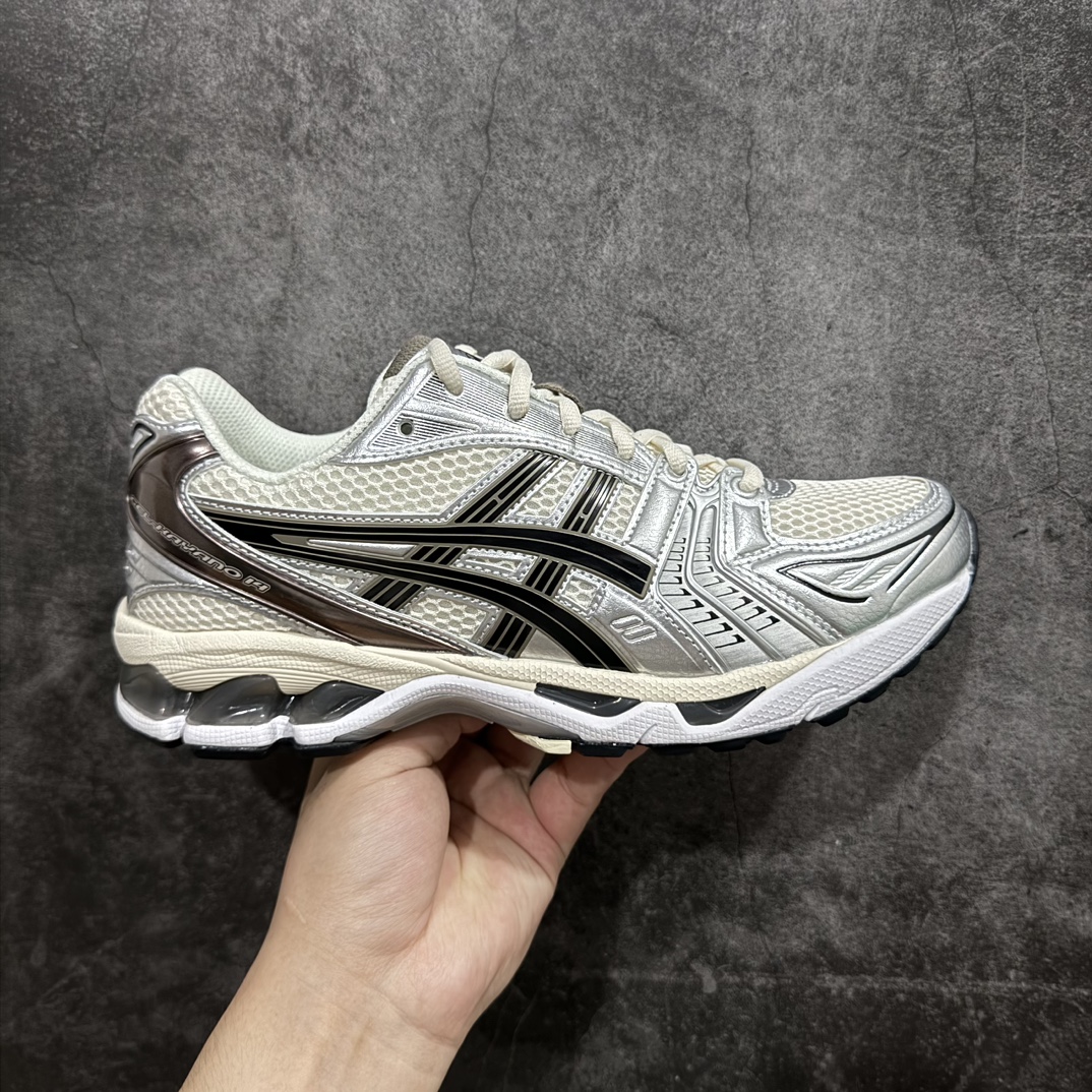 【总裁版】 ASICS GEL-KAYANO 14 亚瑟士系列轻量缓震休闲运动跑步鞋nn市场天花板品质鞋型细节秒杀市场流通版本n知名大厂出品 原版开发 细节完美把控n独家私模五层组合大底原厂定制缓震硅胶加持 原盒原配 官方四联吊牌n一比一同步原鞋工艺和用料n后跟一样采用了GEL缓震胶整体系列设计非常的科技感！n锻炼跑步的同时让你一样时尚百搭！n设计师 Hidenori Yamashita 以「Flash」一词为灵感，创造出未来感金属色鞋面，改造升级内在性能，由内而外全面革新，为 GEL-KAYANO 家族传承及经典跑鞋文化的延续，创下里程碑式作品。ASICS GEL – KAYANO 14 跑鞋重新诠释了复古的跑步形状，并以其 2000 年代后期的美学理念重新铺装，银色与蓝色的鞋面极为高档.网面铺陈与鞋面、鞋头多处细节位增添了透气性。ASICS GEL – KAYANO 14的鞋后跟部中底上以及多密度耐磨鞋底增加了 GEL 缓震胶，提供高抗冲击性、缓冲性、可保护脚部免受地面冲击的影响，穿着舒适性十足「入手同款」 尺码：36 37 37.5 38 39 39.5 40.5 41.5 42 42.5 43.5 44 45 46 编码：NM310330-鞋库