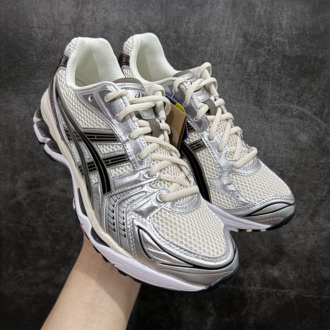 【总裁版】 ASICS GEL-KAYANO 14 亚瑟士系列轻量缓震休闲运动跑步鞋nn市场天花板品质鞋型细节秒杀市场流通版本n知名大厂出品 原版开发 细节完美把控n独家私模五层组合大底原厂定制缓震硅胶加持 原盒原配 官方四联吊牌n一比一同步原鞋工艺和用料n后跟一样采用了GEL缓震胶整体系列设计非常的科技感！n锻炼跑步的同时让你一样时尚百搭！n设计师 Hidenori Yamashita 以「Flash」一词为灵感，创造出未来感金属色鞋面，改造升级内在性能，由内而外全面革新，为 GEL-KAYANO 家族传承及经典跑鞋文化的延续，创下里程碑式作品。ASICS GEL – KAYANO 14 跑鞋重新诠释了复古的跑步形状，并以其 2000 年代后期的美学理念重新铺装，银色与蓝色的鞋面极为高档.网面铺陈与鞋面、鞋头多处细节位增添了透气性。ASICS GEL – KAYANO 14的鞋后跟部中底上以及多密度耐磨鞋底增加了 GEL 缓震胶，提供高抗冲击性、缓冲性、可保护脚部免受地面冲击的影响，穿着舒适性十足「入手同款」 尺码：36 37 37.5 38 39 39.5 40.5 41.5 42 42.5 43.5 44 45 46 编码：NM310330-鞋库