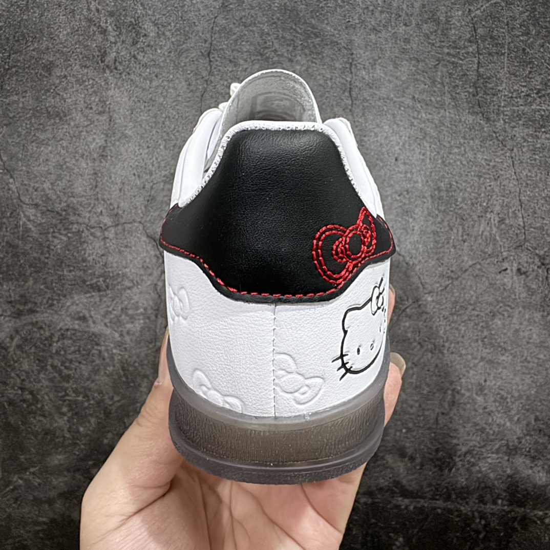 图片[4]-【XC/T版纯原跑量】Hello Kitty x AD Original Gazelle Indoor Trainers 瞪羚室内鞋系列低帮复古百搭休闲运动德训风板鞋 II0013nn同价位中品质最佳 最优选择版本n原厂翻毛皮料 翻毛效果 卡色与原版无差别n正确半透大底  大底厚度质感比市面好很多n完美版型 实拍可感受 随意对比可匹敌任何价位品质 全套原纸板楦头开发 每道工序同步公司流程 确保原汁原味n中底原厂特供纳米纤维板 区别市面劣质纸板中底原厂海玻璃鞋垫 中置乳胶足弓支撑垫 正确3/2横条宽版背胶一比一鞋头弧度高度鞋身弧度 烫金亮度高频深浅同步原鞋n 原厂港宝加持定型后跟R度完美 原厂高频磨具加持 Logo字体 凹凸明显 轮廓分明 描漆定位精准 三道杠为尖角45°锯齿状 高频立体感很强 区别圆形锯齿 已最大程度还原公司 欢迎对比SIZE：35.5 36 36.5 37 38 38.5 39 40  编码：HJ210230-鞋库