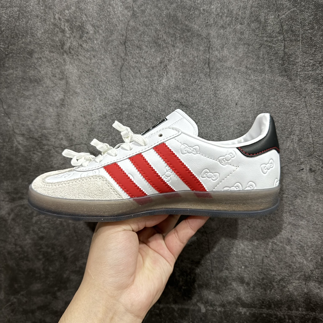 图片[2]-【XC/T版纯原跑量】Hello Kitty x AD Original Gazelle Indoor Trainers 瞪羚室内鞋系列低帮复古百搭休闲运动德训风板鞋 II0013nn同价位中品质最佳 最优选择版本n原厂翻毛皮料 翻毛效果 卡色与原版无差别n正确半透大底  大底厚度质感比市面好很多n完美版型 实拍可感受 随意对比可匹敌任何价位品质 全套原纸板楦头开发 每道工序同步公司流程 确保原汁原味n中底原厂特供纳米纤维板 区别市面劣质纸板中底原厂海玻璃鞋垫 中置乳胶足弓支撑垫 正确3/2横条宽版背胶一比一鞋头弧度高度鞋身弧度 烫金亮度高频深浅同步原鞋n 原厂港宝加持定型后跟R度完美 原厂高频磨具加持 Logo字体 凹凸明显 轮廓分明 描漆定位精准 三道杠为尖角45°锯齿状 高频立体感很强 区别圆形锯齿 已最大程度还原公司 欢迎对比SIZE：35.5 36 36.5 37 38 38.5 39 40  编码：HJ210230-鞋库