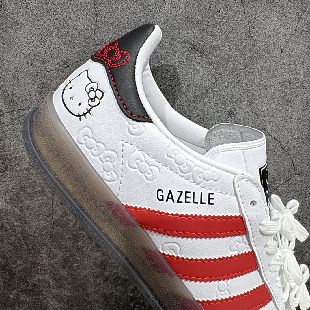 图片[7]-【XC/T版纯原跑量】Hello Kitty x AD Original Gazelle Indoor Trainers 瞪羚室内鞋系列低帮复古百搭休闲运动德训风板鞋 II0013nn同价位中品质最佳 最优选择版本n原厂翻毛皮料 翻毛效果 卡色与原版无差别n正确半透大底  大底厚度质感比市面好很多n完美版型 实拍可感受 随意对比可匹敌任何价位品质 全套原纸板楦头开发 每道工序同步公司流程 确保原汁原味n中底原厂特供纳米纤维板 区别市面劣质纸板中底原厂海玻璃鞋垫 中置乳胶足弓支撑垫 正确3/2横条宽版背胶一比一鞋头弧度高度鞋身弧度 烫金亮度高频深浅同步原鞋n 原厂港宝加持定型后跟R度完美 原厂高频磨具加持 Logo字体 凹凸明显 轮廓分明 描漆定位精准 三道杠为尖角45°锯齿状 高频立体感很强 区别圆形锯齿 已最大程度还原公司 欢迎对比SIZE：35.5 36 36.5 37 38 38.5 39 40  编码：HJ210230-鞋库