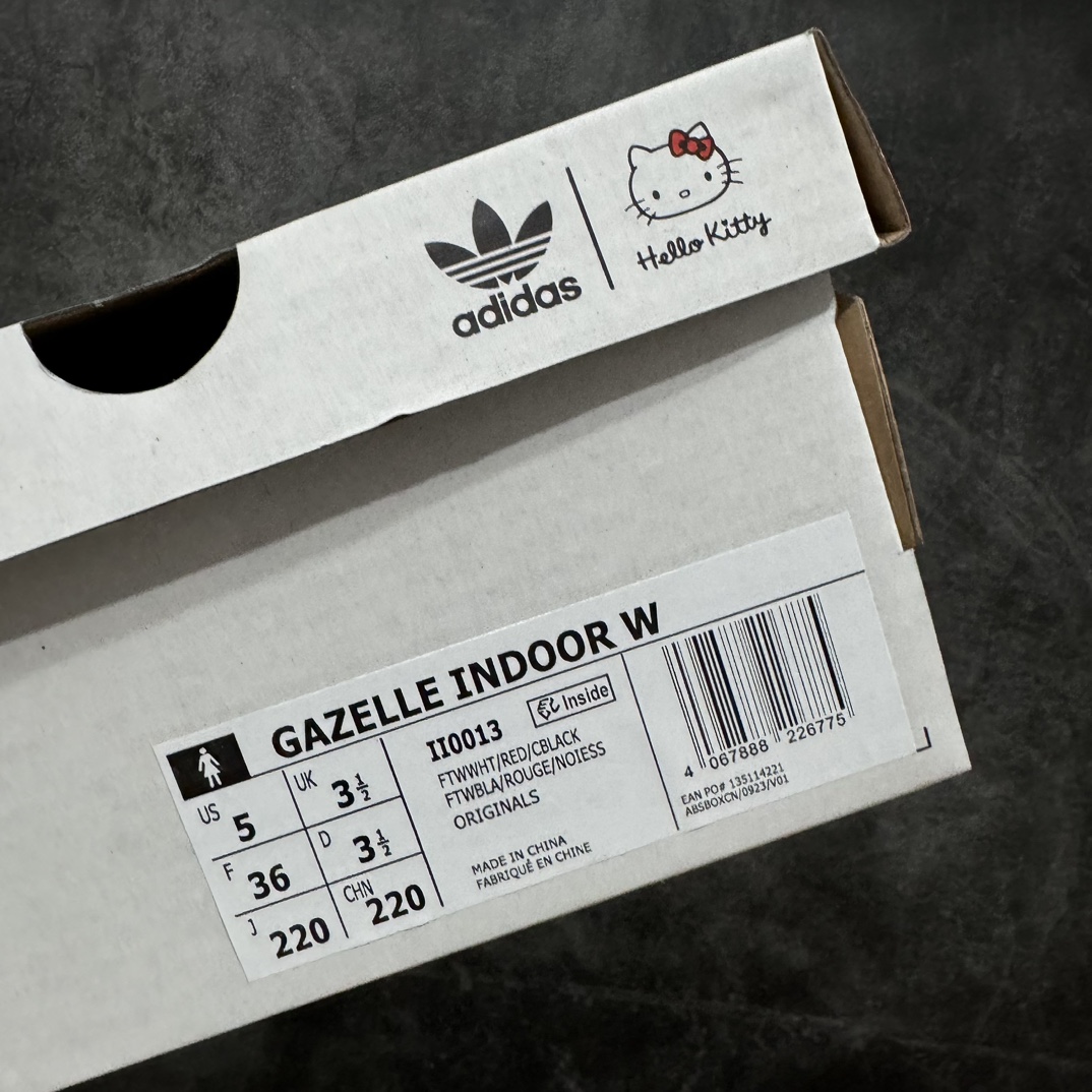 图片[9]-【XC/T版纯原跑量】Hello Kitty x AD Original Gazelle Indoor Trainers 瞪羚室内鞋系列低帮复古百搭休闲运动德训风板鞋 II0013nn同价位中品质最佳 最优选择版本n原厂翻毛皮料 翻毛效果 卡色与原版无差别n正确半透大底  大底厚度质感比市面好很多n完美版型 实拍可感受 随意对比可匹敌任何价位品质 全套原纸板楦头开发 每道工序同步公司流程 确保原汁原味n中底原厂特供纳米纤维板 区别市面劣质纸板中底原厂海玻璃鞋垫 中置乳胶足弓支撑垫 正确3/2横条宽版背胶一比一鞋头弧度高度鞋身弧度 烫金亮度高频深浅同步原鞋n 原厂港宝加持定型后跟R度完美 原厂高频磨具加持 Logo字体 凹凸明显 轮廓分明 描漆定位精准 三道杠为尖角45°锯齿状 高频立体感很强 区别圆形锯齿 已最大程度还原公司 欢迎对比SIZE：35.5 36 36.5 37 38 38.5 39 40  编码：HJ210230-鞋库