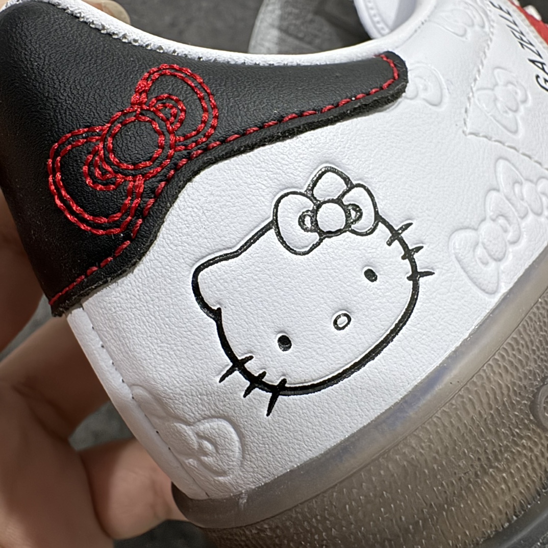 图片[2]-【XC/T版纯原跑量】Hello Kitty x AD Original Gazelle Indoor Trainers 瞪羚室内鞋系列低帮复古百搭休闲运动德训风板鞋 II0013nn同价位中品质最佳 最优选择版本n原厂翻毛皮料 翻毛效果 卡色与原版无差别n正确半透大底  大底厚度质感比市面好很多n完美版型 实拍可感受 随意对比可匹敌任何价位品质 全套原纸板楦头开发 每道工序同步公司流程 确保原汁原味n中底原厂特供纳米纤维板 区别市面劣质纸板中底原厂海玻璃鞋垫 中置乳胶足弓支撑垫 正确3/2横条宽版背胶一比一鞋头弧度高度鞋身弧度 烫金亮度高频深浅同步原鞋n 原厂港宝加持定型后跟R度完美 原厂高频磨具加持 Logo字体 凹凸明显 轮廓分明 描漆定位精准 三道杠为尖角45°锯齿状 高频立体感很强 区别圆形锯齿 已最大程度还原公司 欢迎对比SIZE：35.5 36 36.5 37 38 38.5 39 40  编码：HJ210230-鞋库