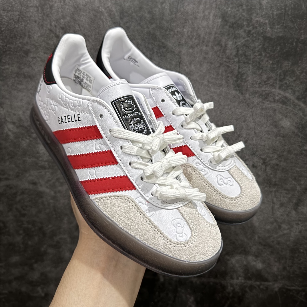 【XC/T版纯原跑量】Hello Kitty x AD Original Gazelle Indoor Trainers 瞪羚室内鞋系列低帮复古百搭休闲运动德训风板鞋 II0013nn同价位中品质最佳 最优选择版本n原厂翻毛皮料 翻毛效果 卡色与原版无差别n正确半透大底  大底厚度质感比市面好很多n完美版型 实拍可感受 随意对比可匹敌任何价位品质 全套原纸板楦头开发 每道工序同步公司流程 确保原汁原味n中底原厂特供纳米纤维板 区别市面劣质纸板中底原厂海玻璃鞋垫 中置乳胶足弓支撑垫 正确3/2横条宽版背胶一比一鞋头弧度高度鞋身弧度 烫金亮度高频深浅同步原鞋n 原厂港宝加持定型后跟R度完美 原厂高频磨具加持 Logo字体 凹凸明显 轮廓分明 描漆定位精准 三道杠为尖角45°锯齿状 高频立体感很强 区别圆形锯齿 已最大程度还原公司 欢迎对比SIZE：35.5 36 36.5 37 38 38.5 39 40  编码：HJ210230-鞋库