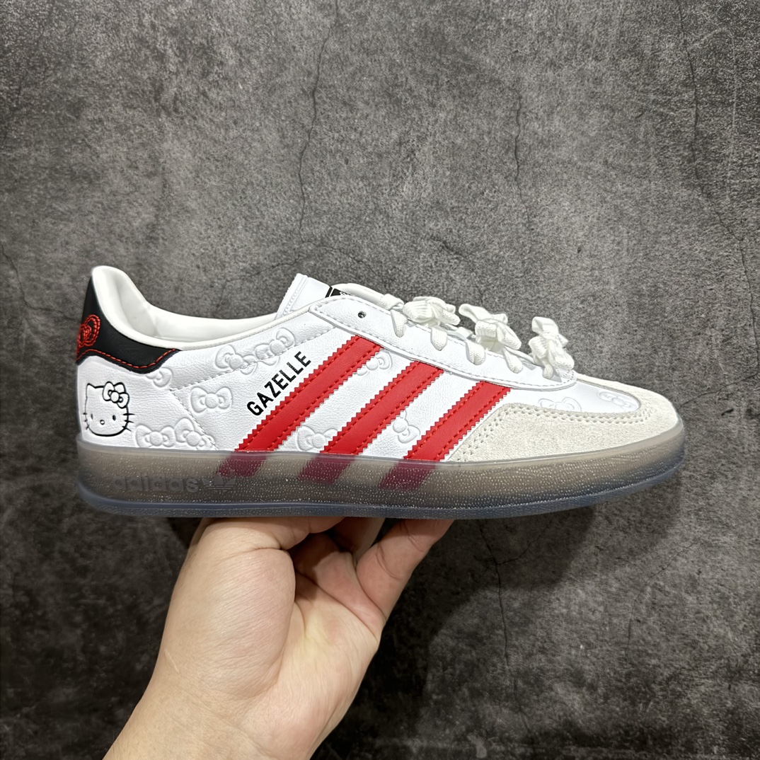 【CS纯原版】凯蒂猫Hello Kitty x Adidas Gazelle Indoor Trainers\”Hello Kitty And Friends\”羚羊内训系列低帮复古百搭休闲运动德训风板鞋“联名白红黑凯蒂猫蝴蝶结印面”II0013nnn市场最高版本完美还原zp细节，注意区别市场任何版本，完全不是一路货色‼️n全鞋原材料打造，无任何色差，正确鞋型，后跟港宝材料定型，正确微透生胶大底，反口内里头层细腻小牛皮，纸板中底 鞋垫背胶，侧面正确压印字母，所有细节完美还原‼️ 尺码：35 36 36.5 37 38 38.5 39 40 40.5 41 42 42.5 43 44 44.5 45 编码：X10255280-鞋库