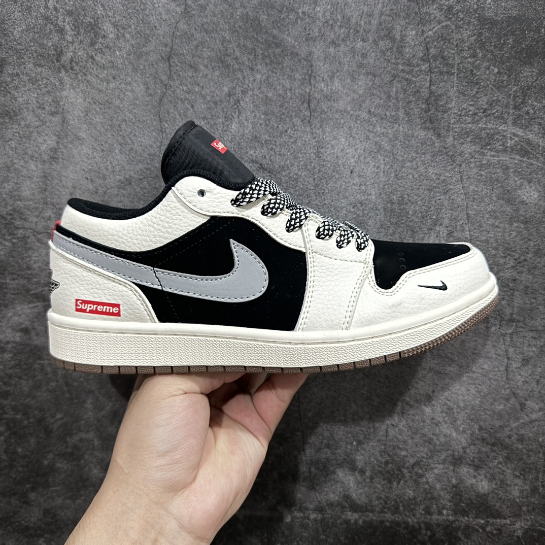 【定制版】Air Jordan 1 Retro Low x Supreme 白黑小钩满天星n官方同步新色 原装级产物n拒绝公底 立体鞋型 细节完美 高清洁度购置公司同步原材料 原汁原味 忠于原版 货号：XX2401 001n码数：36 36.5 37.5 38 38.5 39 40 40.5 41 42 42.5 43 44 44.5 45 编码：CC280300-鞋库