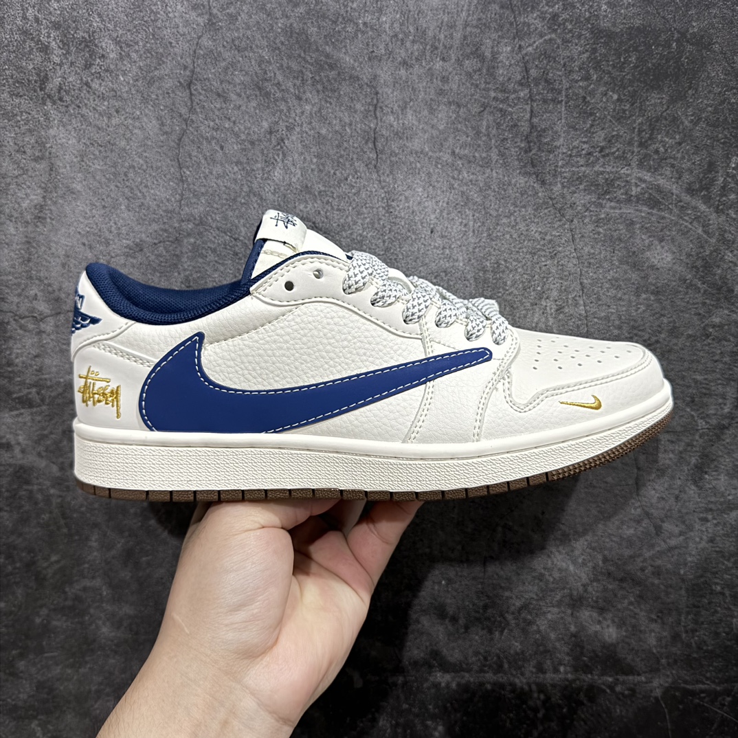 【定制版】Travis Scott x Fragment Design x Air Jordan 1 Low OG SP AJ1 乔1 斯图西联名-棕底蓝勾 低帮文化休闲板鞋n#多方联名合作融合了Travis Scott 独特的音乐风格，藤原浩个性的设计风格以及Jordan品牌的经典元素 使其成为一双具有独特身份和价值的鞋子 清新而立体的外观加上联名标识更突出了其独特身份 这种配色方案显示出活力和时尚感 在视觉上引人注目  鞋身的质感和细腻的细节处理使其显得高端而格调十足  这款“倒钩”联名是设计与创意完美结合  融合多方的个性风格是一款备受瞩目的潮流鞋款 货号：XY2688-121 尺码：36 36.5 37.5 38 38.5 39 40 40.5 41 42 42.5 43 44 44.5 45 编码：HXS320340-鞋库