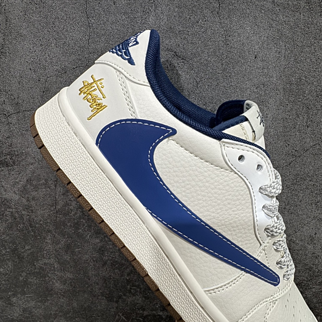 图片[7]-【定制版】Travis Scott x Fragment Design x Air Jordan 1 Low OG SP AJ1 乔1 斯图西联名-棕底蓝勾 低帮文化休闲板鞋n#多方联名合作融合了Travis Scott 独特的音乐风格，藤原浩个性的设计风格以及Jordan品牌的经典元素 使其成为一双具有独特身份和价值的鞋子 清新而立体的外观加上联名标识更突出了其独特身份 这种配色方案显示出活力和时尚感 在视觉上引人注目  鞋身的质感和细腻的细节处理使其显得高端而格调十足  这款“倒钩”联名是设计与创意完美结合  融合多方的个性风格是一款备受瞩目的潮流鞋款 货号：XY2688-121 尺码：36 36.5 37.5 38 38.5 39 40 40.5 41 42 42.5 43 44 44.5 45 编码：HXS320340-鞋库