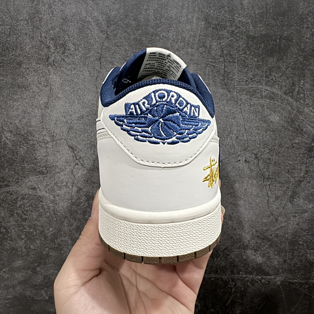 图片[4]-【定制版】Travis Scott x Fragment Design x Air Jordan 1 Low OG SP AJ1 乔1 斯图西联名-棕底蓝勾 低帮文化休闲板鞋n#多方联名合作融合了Travis Scott 独特的音乐风格，藤原浩个性的设计风格以及Jordan品牌的经典元素 使其成为一双具有独特身份和价值的鞋子 清新而立体的外观加上联名标识更突出了其独特身份 这种配色方案显示出活力和时尚感 在视觉上引人注目  鞋身的质感和细腻的细节处理使其显得高端而格调十足  这款“倒钩”联名是设计与创意完美结合  融合多方的个性风格是一款备受瞩目的潮流鞋款 货号：XY2688-121 尺码：36 36.5 37.5 38 38.5 39 40 40.5 41 42 42.5 43 44 44.5 45 编码：HXS320340-鞋库