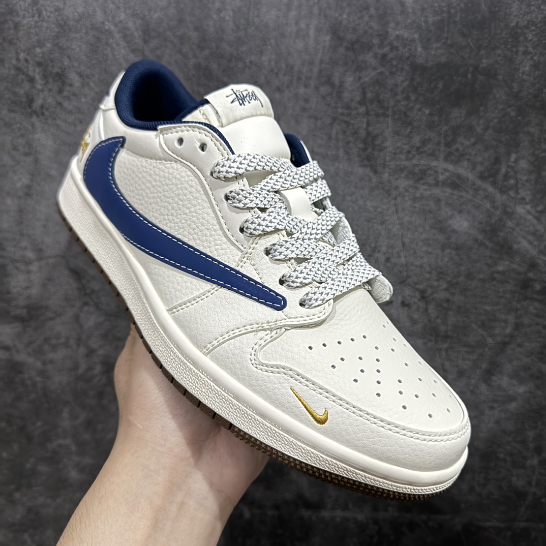 图片[3]-【定制版】Travis Scott x Fragment Design x Air Jordan 1 Low OG SP AJ1 乔1 斯图西联名-棕底蓝勾 低帮文化休闲板鞋n#多方联名合作融合了Travis Scott 独特的音乐风格，藤原浩个性的设计风格以及Jordan品牌的经典元素 使其成为一双具有独特身份和价值的鞋子 清新而立体的外观加上联名标识更突出了其独特身份 这种配色方案显示出活力和时尚感 在视觉上引人注目  鞋身的质感和细腻的细节处理使其显得高端而格调十足  这款“倒钩”联名是设计与创意完美结合  融合多方的个性风格是一款备受瞩目的潮流鞋款 货号：XY2688-121 尺码：36 36.5 37.5 38 38.5 39 40 40.5 41 42 42.5 43 44 44.5 45 编码：HXS320340-鞋库