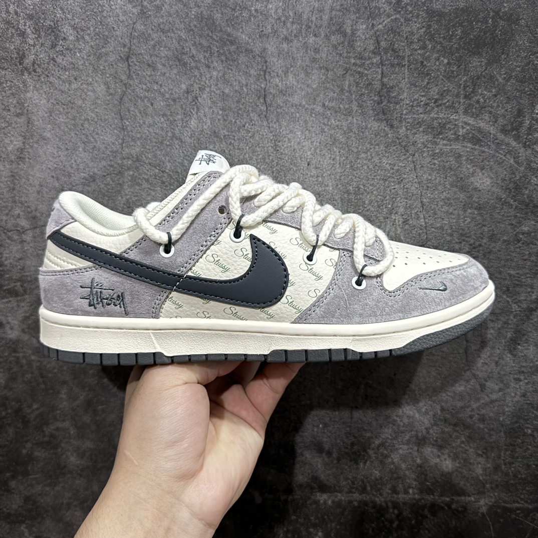 【定制版】Nk SB Dunk Low 斯图西联名-绑带米灰深灰勾 周年高端定制 低帮休闲板鞋n#定制鞋盒 大厂纯原品质出货 超高清洁度 皮料切割干净无任何毛边 细节完美货号：SJ2068-295 尺码：36 36.5 37.5 38 38.5 39 40 40.5 41 42 42.5 43 44 44.5 45 编码：HXS340360-鞋库