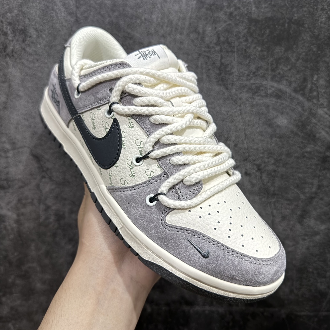 图片[3]-【定制版】Nk SB Dunk Low 斯图西联名-绑带米灰深灰勾 周年高端定制 低帮休闲板鞋n#定制鞋盒 大厂纯原品质出货 超高清洁度 皮料切割干净无任何毛边 细节完美货号：SJ2068-295 尺码：36 36.5 37.5 38 38.5 39 40 40.5 41 42 42.5 43 44 44.5 45 编码：HXS340360-鞋库