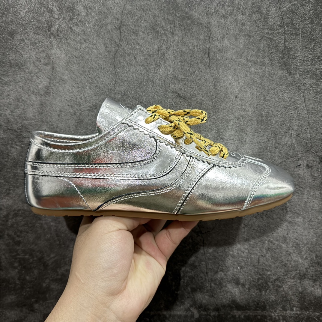 【定制版】Dries Van Noten2024新款德训鞋，该鞋款的外观设计走在时尚前沿，简约休闲的风格适合日常穿搭，其独特的风格款式构成了品牌身份重要的一部分。n材质:头层牛皮n码数：35 36 37 38 39 40 编码：TL360380-鞋库