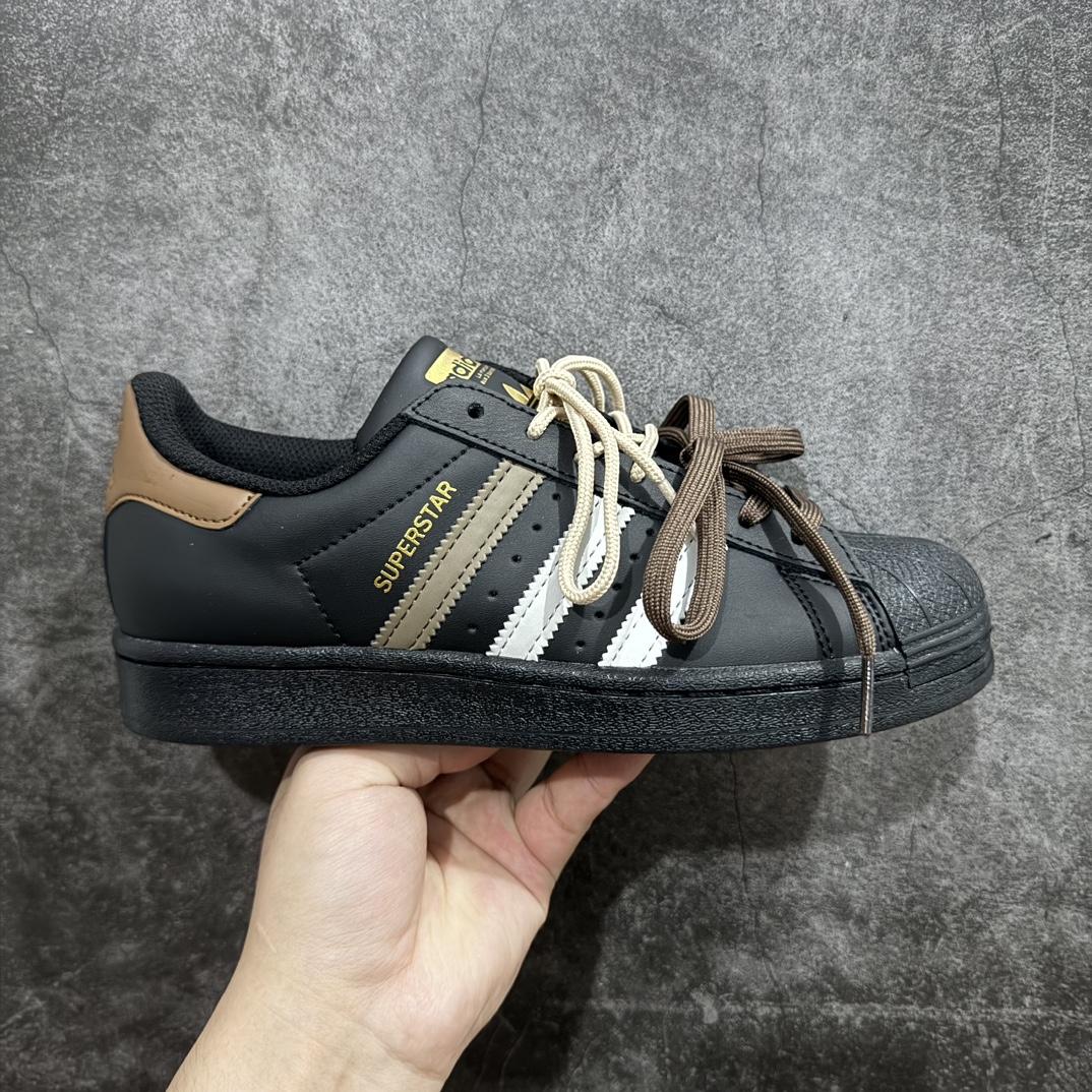 【公司级】ADIDAS SUPERSTAR 三叶草☘️经典贝壳头系列 新款休闲板鞋潮流男女士运动鞋 ，鞋面柔软皮革材质 标志性的贝壳鞋头，锯齿三条纹，简约的线条。就连版型和比例，都在向1982年的鞋款致敬。可谓“形神兼备”的复刻。无论在哪，无论去哪，你或许都需要这样一双既舒适又时尚的鞋。1970年问世于篮球场的adidas Superstar，集舒适与时尚于一身。这款经典鞋，缀低调图案，灵感源自公共交通地图。设计简约，旨在伴你出行。心动不如行动，系好鞋带，出发吧。 货号：EG4959nSize:35～45半 编码：XN190210-鞋库