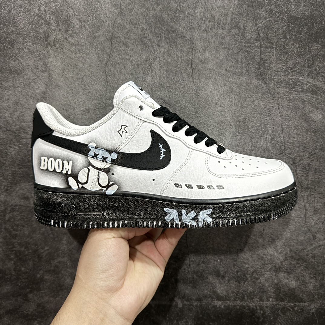 【公司级】官方爆款定制 二次元主题 Nike Air Force 1 Low’07 Kaws小熊喷绘 空军一号低帮休闲板鞋 定制皮料 原厂3D打印 定制鞋盒 原楦原纸板 纯正空军版型 内置全掌气垫 货号：ZH0316-037 Size：36 36.5 37.5 38 38.5 39 40 40.5 41 42 42.5 43 44 44.5 45 编码：HXS310320-鞋库