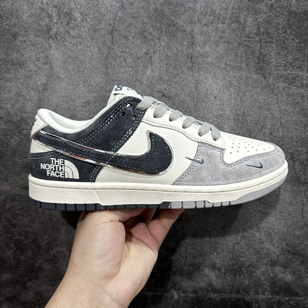 【定制版】The North Face x Nike Dunk Low 猪八拼色蓝勾n此款主张打破传统的工业化流水线设计限制，以Made by ideas的超级创意为理念，集结众多潮流设计师，结合时下最ing潮流风尚，为潮流爱好者打造彰品自我的专属潮品。同时尊重每个年轻人对于潮流的理解与选择，主张“让每个年轻人塑造自己的潮流”。 货号：DQ1098-519 Size：36 36.5 37.5 38 38.5 39 40 40.5 41 42 42.5 43 44 44.5 45 编码：HXS340360-鞋库