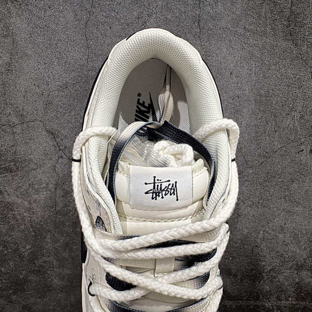 图片[8]-【定制版】Stussy x Nike Dunk Low 绑带米白黑勾n此款主张打破传统的工业化流水线设计限制，以Made by ideas的超级创意为理念，集结众多潮流设计师，结合时下最ing潮流风尚，为潮流爱好者打造彰品自我的专属潮品。同时尊重每个年轻人对于潮流的理解与选择，主张“让每个年轻人塑造自己的潮流”。 货号：SJ2068-297 Size：36 36.5 37.5 38 38.5 39 40 40.5 41 42 42.5 43 44 44.5 45 编码：HXS340360-鞋库