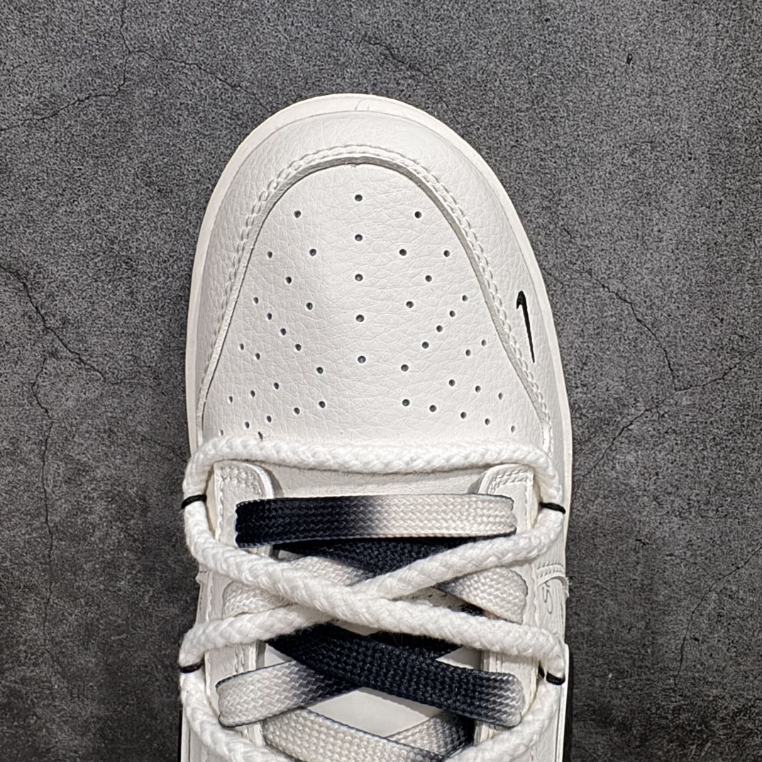 图片[5]-【定制版】Stussy x Nike Dunk Low 绑带米白黑勾n此款主张打破传统的工业化流水线设计限制，以Made by ideas的超级创意为理念，集结众多潮流设计师，结合时下最ing潮流风尚，为潮流爱好者打造彰品自我的专属潮品。同时尊重每个年轻人对于潮流的理解与选择，主张“让每个年轻人塑造自己的潮流”。 货号：SJ2068-297 Size：36 36.5 37.5 38 38.5 39 40 40.5 41 42 42.5 43 44 44.5 45 编码：HXS340360-鞋库