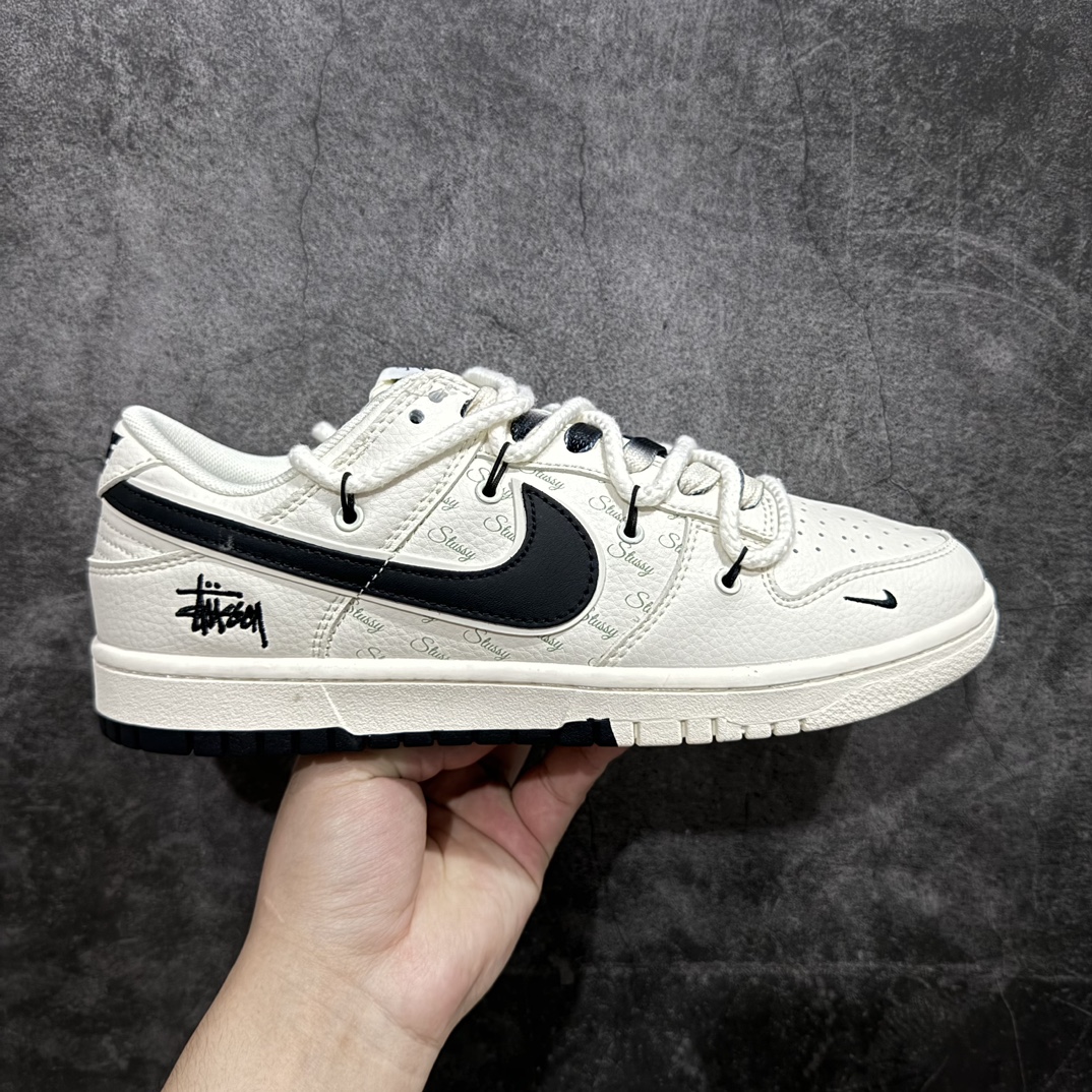 【定制版】Stussy x Nike Dunk Low 绑带米白黑勾n此款主张打破传统的工业化流水线设计限制，以Made by ideas的超级创意为理念，集结众多潮流设计师，结合时下最ing潮流风尚，为潮流爱好者打造彰品自我的专属潮品。同时尊重每个年轻人对于潮流的理解与选择，主张“让每个年轻人塑造自己的潮流”。 货号：SJ2068-297 Size：36 36.5 37.5 38 38.5 39 40 40.5 41 42 42.5 43 44 44.5 45 编码：HXS340360-鞋库