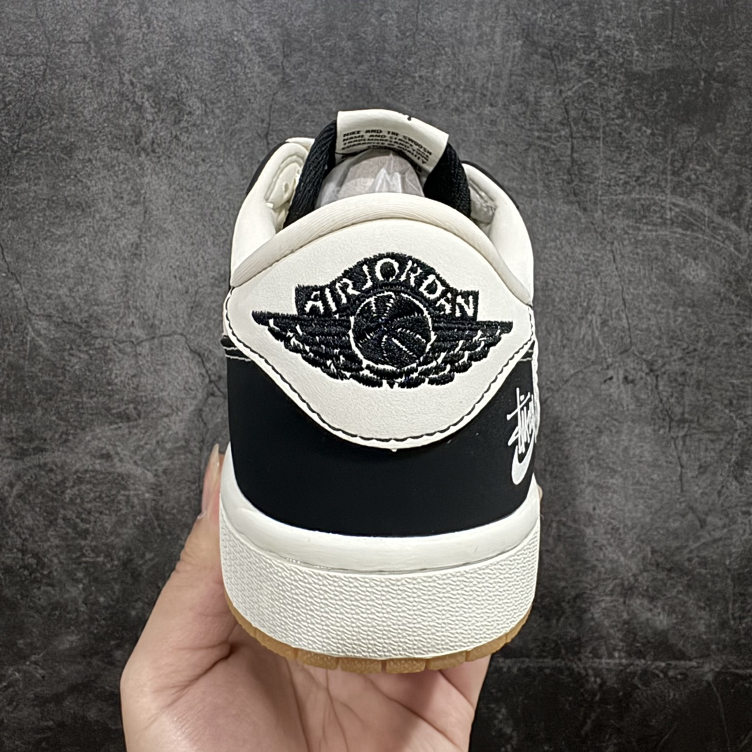 图片[4]-【定制版】Travis Scott x Fragment Design x Air Jordan 1 Low OG SP AJ1 乔1 斯图西联名-黑生胶 低帮文化休闲板鞋n#多方联名合作融合了Travis Scott 独特的音乐风格，藤原浩个性的设计风格以及Jordan品牌的经典元素 使其成为一双具有独特身份和价值的鞋子 清新而立体的外观加上联名标识更突出了其独特身份 这种配色方案显示出活力和时尚感 在视觉上引人注目  鞋身的质感和细腻的细节处理使其显得高端而格调十足  这款“倒钩”联名是设计与创意完美结合  融合多方的个性风格是一款备受瞩目的潮流鞋款 货号：JH6089-004 尺码：36 36.5 37.5 38 38.5 39 40 40.5 41 42 42.5 43 44 44.5 45 编码：HXS320340-鞋库