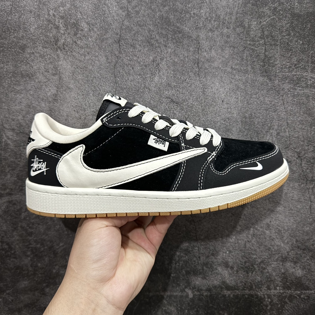 【定制版】Travis Scott x Fragment Design x Air Jordan 1 Low OG SP AJ1 乔1 斯图西联名-黑生胶 低帮文化休闲板鞋n#多方联名合作融合了Travis Scott 独特的音乐风格，藤原浩个性的设计风格以及Jordan品牌的经典元素 使其成为一双具有独特身份和价值的鞋子 清新而立体的外观加上联名标识更突出了其独特身份 这种配色方案显示出活力和时尚感 在视觉上引人注目  鞋身的质感和细腻的细节处理使其显得高端而格调十足  这款“倒钩”联名是设计与创意完美结合  融合多方的个性风格是一款备受瞩目的潮流鞋款 货号：JH6089-004 尺码：36 36.5 37.5 38 38.5 39 40 40.5 41 42 42.5 43 44 44.5 45 编码：HXS320340-鞋库