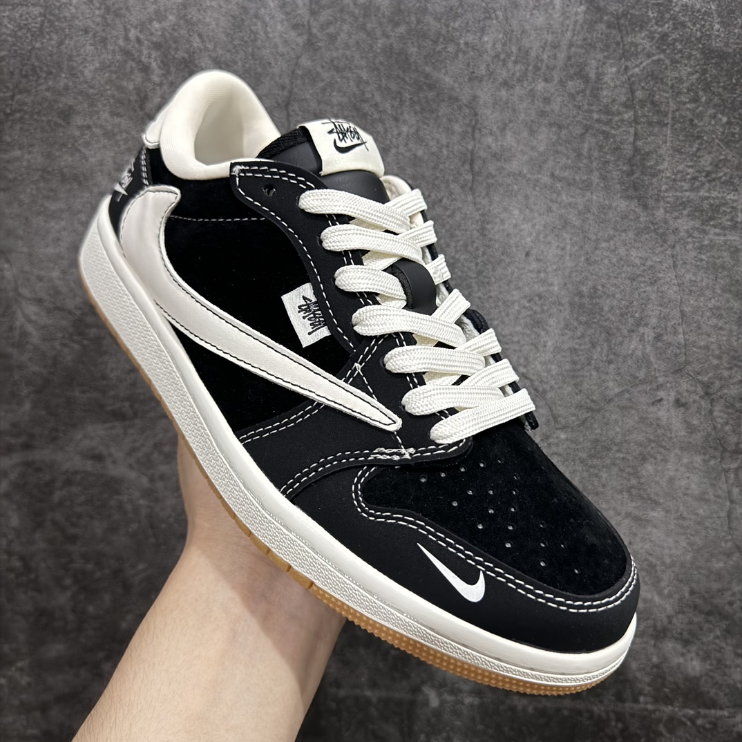 图片[3]-【定制版】Travis Scott x Fragment Design x Air Jordan 1 Low OG SP AJ1 乔1 斯图西联名-黑生胶 低帮文化休闲板鞋n#多方联名合作融合了Travis Scott 独特的音乐风格，藤原浩个性的设计风格以及Jordan品牌的经典元素 使其成为一双具有独特身份和价值的鞋子 清新而立体的外观加上联名标识更突出了其独特身份 这种配色方案显示出活力和时尚感 在视觉上引人注目  鞋身的质感和细腻的细节处理使其显得高端而格调十足  这款“倒钩”联名是设计与创意完美结合  融合多方的个性风格是一款备受瞩目的潮流鞋款 货号：JH6089-004 尺码：36 36.5 37.5 38 38.5 39 40 40.5 41 42 42.5 43 44 44.5 45 编码：HXS320340-鞋库