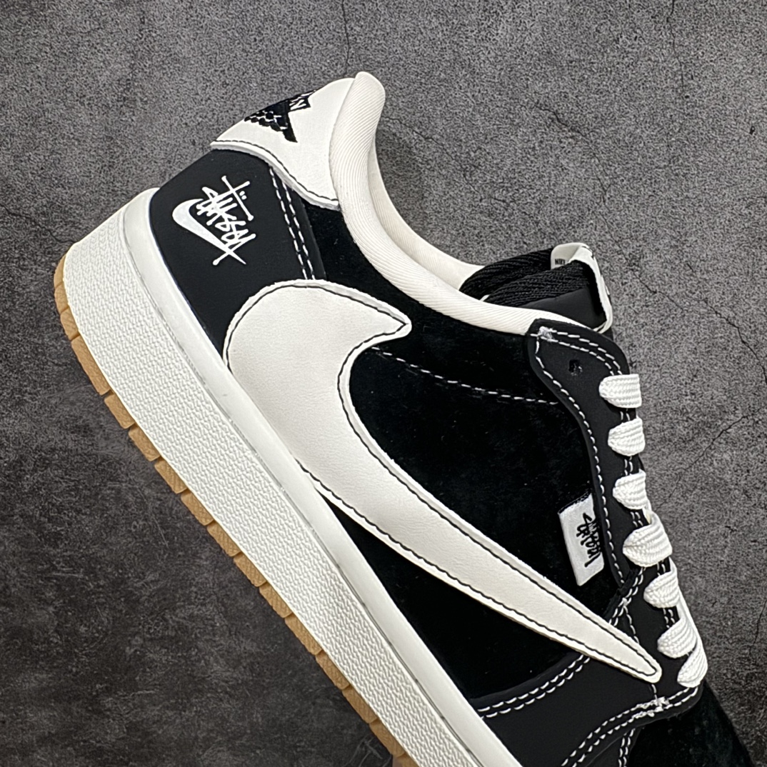 图片[7]-【定制版】Travis Scott x Fragment Design x Air Jordan 1 Low OG SP AJ1 乔1 斯图西联名-黑生胶 低帮文化休闲板鞋n#多方联名合作融合了Travis Scott 独特的音乐风格，藤原浩个性的设计风格以及Jordan品牌的经典元素 使其成为一双具有独特身份和价值的鞋子 清新而立体的外观加上联名标识更突出了其独特身份 这种配色方案显示出活力和时尚感 在视觉上引人注目  鞋身的质感和细腻的细节处理使其显得高端而格调十足  这款“倒钩”联名是设计与创意完美结合  融合多方的个性风格是一款备受瞩目的潮流鞋款 货号：JH6089-004 尺码：36 36.5 37.5 38 38.5 39 40 40.5 41 42 42.5 43 44 44.5 45 编码：HXS320340-鞋库