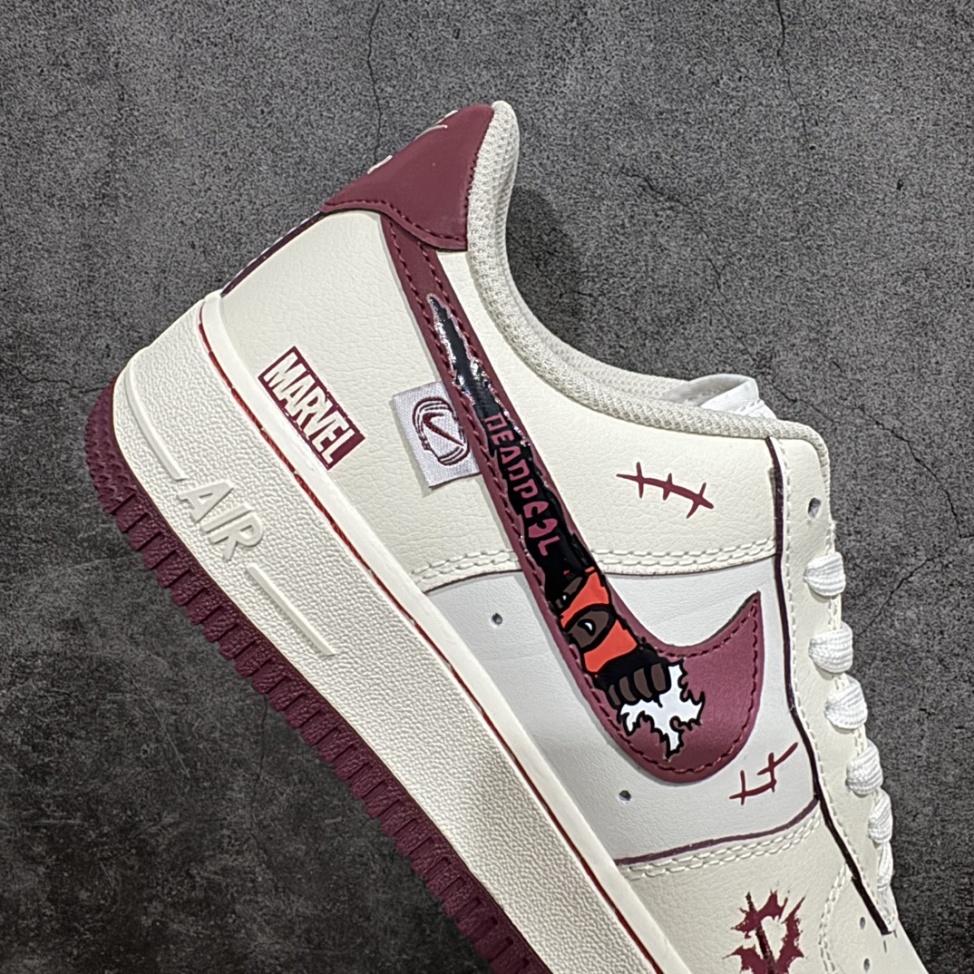 图片[7]-【公司级】Nike Air Force 1 Low “Deadpool ”漫威系列 “死侍” 空军一号低帮休闲运动板鞋在漫威的浩瀚宇宙中，有一个独特而不羁的存在——死侍。n 他身着红黑相间的战衣，面容被面具遮掩，却遮不住那玩世不恭的气质。他拥有超强的自愈能力，无论受到多么严重的伤害，都能迅速恢复，仿佛是一个打不死的小强。货号：FB1839-512 尺码：36 36.5 37.5 38 38.5 39 40 40.5 41 42 42.5 43 44 44.5 45 编码：HXS290300-鞋库