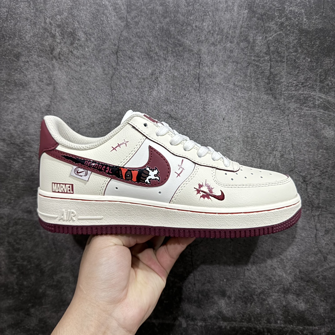 【公司级】Nike Air Force 1 Low “Deadpool ”漫威系列 “死侍” 空军一号低帮休闲运动板鞋在漫威的浩瀚宇宙中，有一个独特而不羁的存在——死侍。n 他身着红黑相间的战衣，面容被面具遮掩，却遮不住那玩世不恭的气质。他拥有超强的自愈能力，无论受到多么严重的伤害，都能迅速恢复，仿佛是一个打不死的小强。货号：FB1839-512 尺码：36 36.5 37.5 38 38.5 39 40 40.5 41 42 42.5 43 44 44.5 45 编码：HXS290300-鞋库