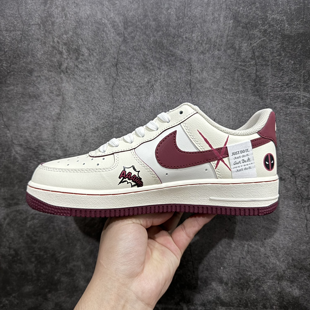 图片[2]-【公司级】Nike Air Force 1 Low “Deadpool ”漫威系列 “死侍” 空军一号低帮休闲运动板鞋在漫威的浩瀚宇宙中，有一个独特而不羁的存在——死侍。n 他身着红黑相间的战衣，面容被面具遮掩，却遮不住那玩世不恭的气质。他拥有超强的自愈能力，无论受到多么严重的伤害，都能迅速恢复，仿佛是一个打不死的小强。货号：FB1839-512 尺码：36 36.5 37.5 38 38.5 39 40 40.5 41 42 42.5 43 44 44.5 45 编码：HXS290300-鞋库