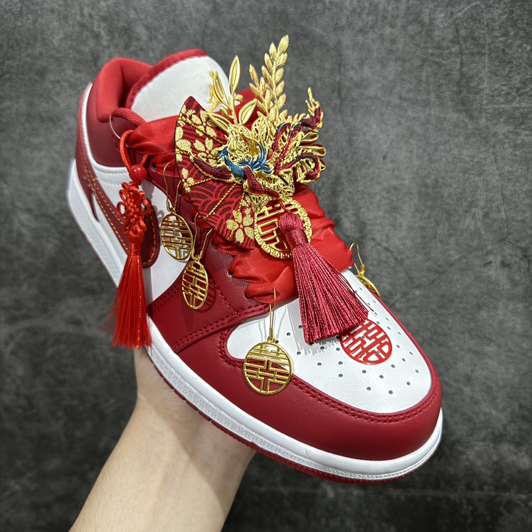 图片[3]-【纯原礼盒版本】Air Jordan 1 Low \”Wedding\”乔丹1代低帮婚鞋龙凤呈祥 货号：553558-607nn该定制版球鞋选用原鞋款为Air Jordan 1 Low og 耐磨高帮复古篮球鞋，灵感来自中式婚庆，保留原鞋灰白红基调的基础上，叠加红色丝绒鞋带、增加整体的质感。配饰有双喜金属小挂件，再次呼应主题，呈现出中式婚礼的喜庆、庄重、雅致！鞋面金属挂件及鞋头喜字均可拆卸，同时满足婚庆和日常穿搭需求。本产品所有图片均为实物拍摄，受环境、设备影响会存在微小的色彩差异。定制球鞋均为纯手工定制，满足日常穿戴需求，穿着过程尽量避免剧烈运动和锐物划伤、避免使用高浓度的有机溶剂进行擦洗。n 尺码：35.5 36 36.5 37.5 38 38.5 39 40 40.5 41 42 42.5 43 44 44.5 45 46 编码：XZ280300-鞋库