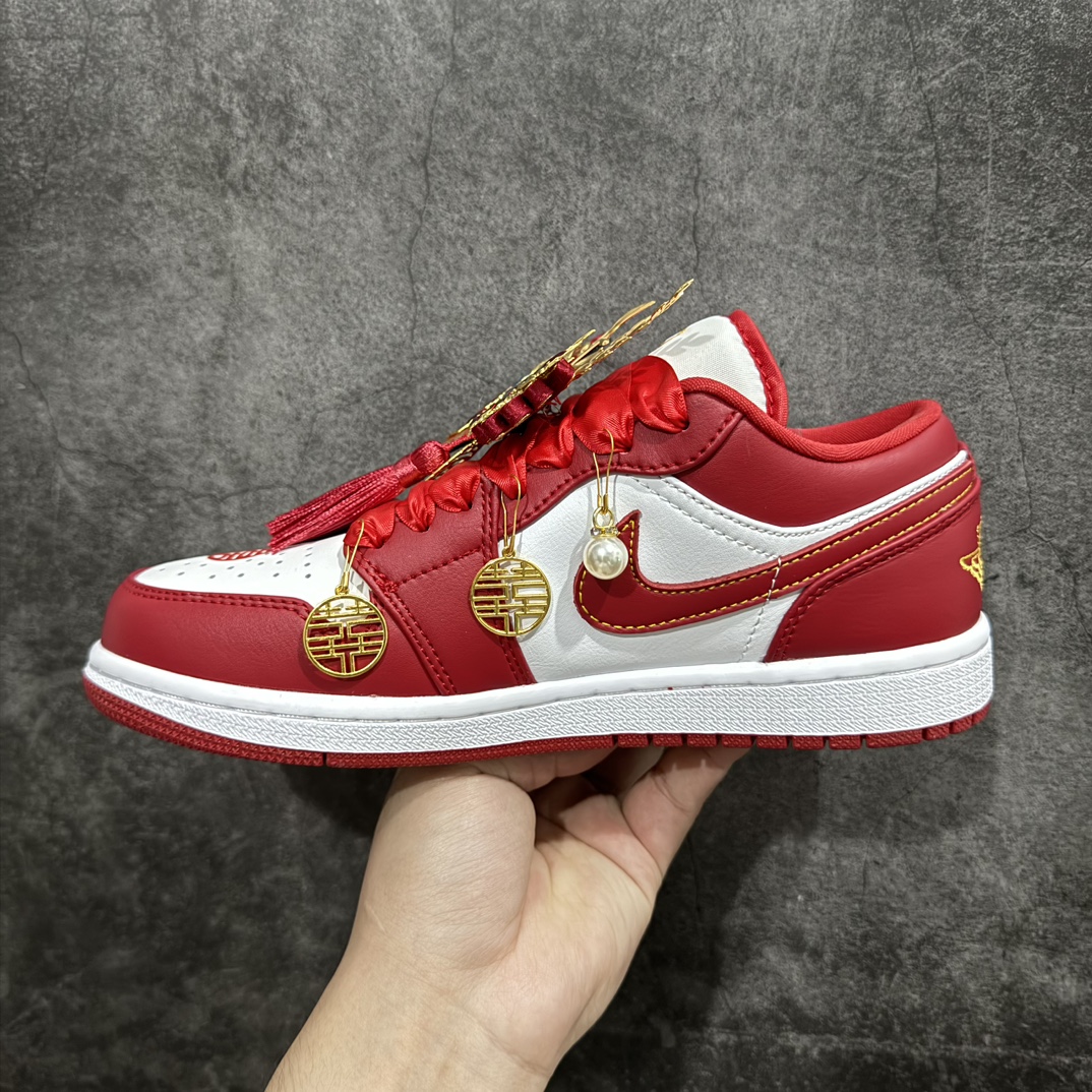 图片[2]-【纯原礼盒版本】Air Jordan 1 Low \”Wedding\”乔丹1代低帮婚鞋龙凤呈祥 货号：553558-607nn该定制版球鞋选用原鞋款为Air Jordan 1 Low og 耐磨高帮复古篮球鞋，灵感来自中式婚庆，保留原鞋灰白红基调的基础上，叠加红色丝绒鞋带、增加整体的质感。配饰有双喜金属小挂件，再次呼应主题，呈现出中式婚礼的喜庆、庄重、雅致！鞋面金属挂件及鞋头喜字均可拆卸，同时满足婚庆和日常穿搭需求。本产品所有图片均为实物拍摄，受环境、设备影响会存在微小的色彩差异。定制球鞋均为纯手工定制，满足日常穿戴需求，穿着过程尽量避免剧烈运动和锐物划伤、避免使用高浓度的有机溶剂进行擦洗。n 尺码：35.5 36 36.5 37.5 38 38.5 39 40 40.5 41 42 42.5 43 44 44.5 45 46 编码：XZ280300-鞋库