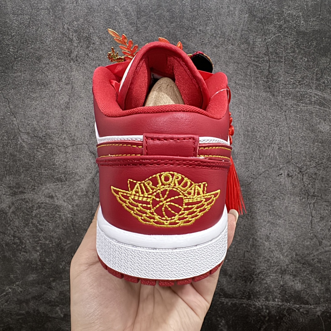 图片[4]-【纯原礼盒版本】Air Jordan 1 Low \”Wedding\”乔丹1代低帮婚鞋龙凤呈祥 货号：553558-607nn该定制版球鞋选用原鞋款为Air Jordan 1 Low og 耐磨高帮复古篮球鞋，灵感来自中式婚庆，保留原鞋灰白红基调的基础上，叠加红色丝绒鞋带、增加整体的质感。配饰有双喜金属小挂件，再次呼应主题，呈现出中式婚礼的喜庆、庄重、雅致！鞋面金属挂件及鞋头喜字均可拆卸，同时满足婚庆和日常穿搭需求。本产品所有图片均为实物拍摄，受环境、设备影响会存在微小的色彩差异。定制球鞋均为纯手工定制，满足日常穿戴需求，穿着过程尽量避免剧烈运动和锐物划伤、避免使用高浓度的有机溶剂进行擦洗。n 尺码：35.5 36 36.5 37.5 38 38.5 39 40 40.5 41 42 42.5 43 44 44.5 45 46 编码：XZ280300-鞋库