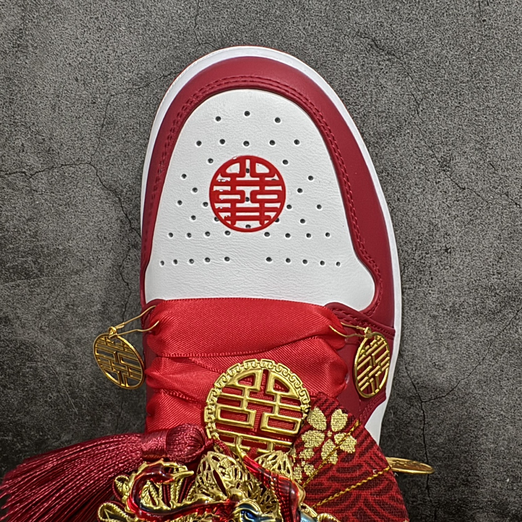 图片[5]-【纯原礼盒版本】Air Jordan 1 Low \”Wedding\”乔丹1代低帮婚鞋龙凤呈祥 货号：553558-607nn该定制版球鞋选用原鞋款为Air Jordan 1 Low og 耐磨高帮复古篮球鞋，灵感来自中式婚庆，保留原鞋灰白红基调的基础上，叠加红色丝绒鞋带、增加整体的质感。配饰有双喜金属小挂件，再次呼应主题，呈现出中式婚礼的喜庆、庄重、雅致！鞋面金属挂件及鞋头喜字均可拆卸，同时满足婚庆和日常穿搭需求。本产品所有图片均为实物拍摄，受环境、设备影响会存在微小的色彩差异。定制球鞋均为纯手工定制，满足日常穿戴需求，穿着过程尽量避免剧烈运动和锐物划伤、避免使用高浓度的有机溶剂进行擦洗。n 尺码：35.5 36 36.5 37.5 38 38.5 39 40 40.5 41 42 42.5 43 44 44.5 45 46 编码：XZ280300-鞋库