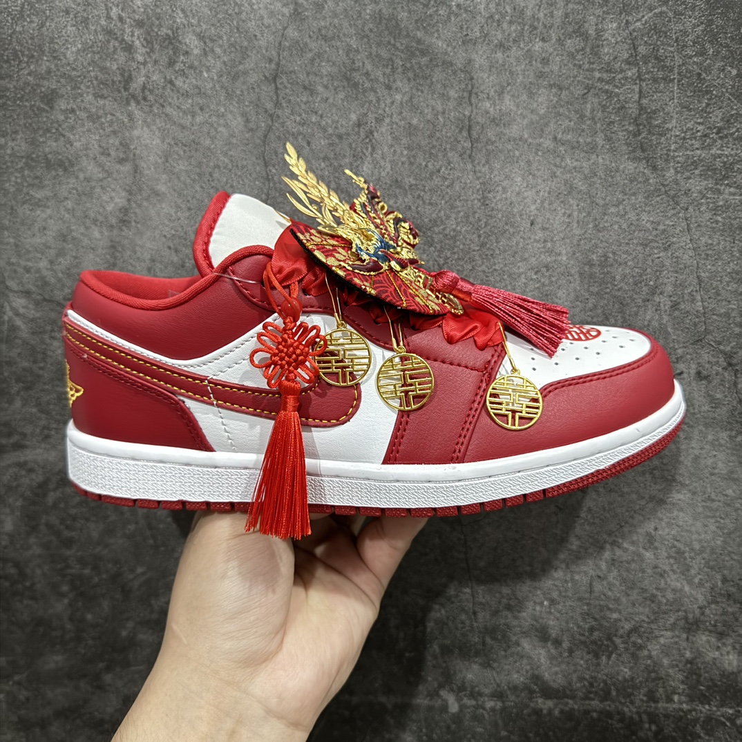 【纯原礼盒版本】Air Jordan 1 Low \”Wedding\”乔丹1代低帮婚鞋龙凤呈祥 货号：553558-607nn该定制版球鞋选用原鞋款为Air Jordan 1 Low og 耐磨高帮复古篮球鞋，灵感来自中式婚庆，保留原鞋灰白红基调的基础上，叠加红色丝绒鞋带、增加整体的质感。配饰有双喜金属小挂件，再次呼应主题，呈现出中式婚礼的喜庆、庄重、雅致！鞋面金属挂件及鞋头喜字均可拆卸，同时满足婚庆和日常穿搭需求。本产品所有图片均为实物拍摄，受环境、设备影响会存在微小的色彩差异。定制球鞋均为纯手工定制，满足日常穿戴需求，穿着过程尽量避免剧烈运动和锐物划伤、避免使用高浓度的有机溶剂进行擦洗。n 尺码：35.5 36 36.5 37.5 38 38.5 39 40 40.5 41 42 42.5 43 44 44.5 45 46 编码：XZ280300-鞋库