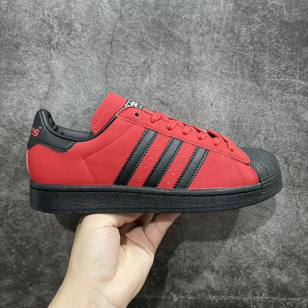 【公司级】阿迪达斯/三叶草Adidas Originals Superstar 82\”Red Black\”经典贝壳头系列低帮百搭休闲运动板鞋“皮革红黑”IG9271n男女鞋真标半码制n升级原楦原纸版开发n采用硬质粒面牛剖革鞋面材质n2020改良全包围鞋垫 正确2020版鞋底模具及扇贝头盖片 尺码：35 36 36⅔ 37⅓ 38 38⅔ 39⅓ 40 40⅔ 41⅓ 42 42⅔ 43⅓ 44 45 编码：XN190210-鞋库