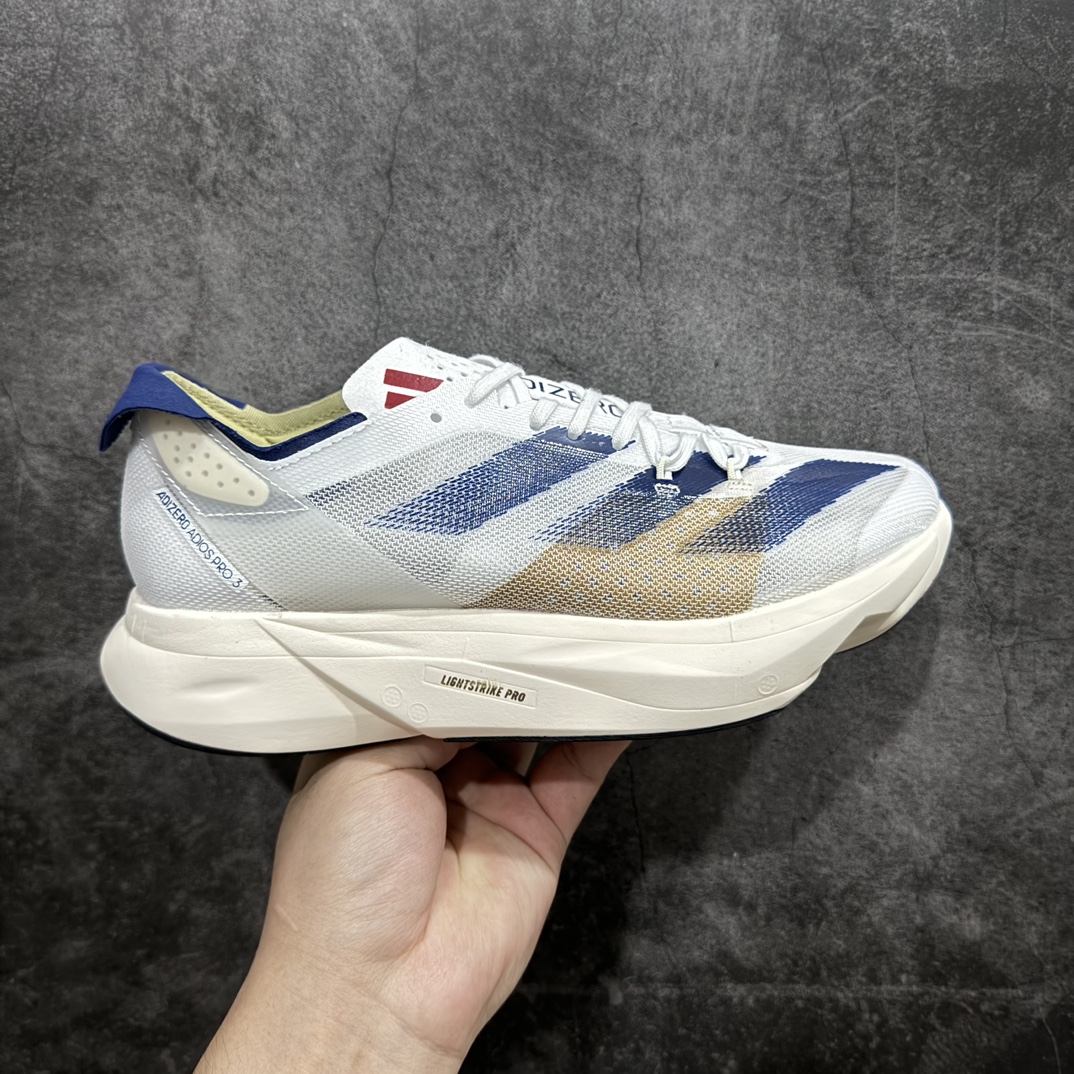 【公司级】adidas Adizero Adios Pro 3 舒适百搭减震防滑耐磨 低帮 碳板 马拉松跑步鞋 波士顿3代夏季透气网眼竞速跑鞋 IG6438nn延续爪型玻璃纤维推进系统 进化为全掌式的ENERGY RODS 2.0 从脚跟到脚趾的一体成形设计 强化整体推进力 提升速度表现 升级透气鞋面更具支撑性 利用ENGINEERED MESH技术进行不同密度织纹 强化支撑性 更使用50%以上的回收材料製成 减低塑料浪费 此外变薄的鞋舌为前掌提供更多空间 提供跑者更好的穿着感受 马牌轮胎大底耐磨性佳 大底全掌采用耐磨的Continental马牌轮胎大底 在各种环境下保有良好抓地力SIZE：36-45 编码：YX240250-鞋库