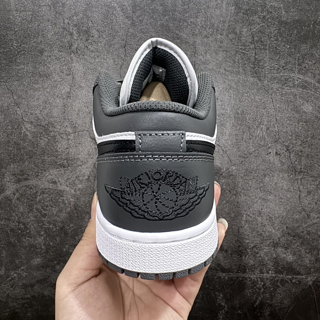 图片[4]-【DT纯原】Air Jordan AJ1 Low 低帮 白灰黑 553558-152n市面中低帮最具代表性版本没有之一 口碑大厂出品 品控大底版型不断改良更新 全套原纸板楦头开发 确保原汁原味 完美呈现版型 完美零毛边处理 原厂内置全掌气垫 价格定位良心 平台专用代工流水线出品 一眼公司既视感 拿到手的一瞬间就与众不同 碾压市面所有版本 全部原鞋开发 每一个配色都会采购原鞋确认细节 打破市面看图做货无好货之说 尺码：35.5 36 36.5 37.5 38 38.5 39 40 40.5 41 42 42.5 43 44 44.5 45 46 编码：DL265280-鞋库