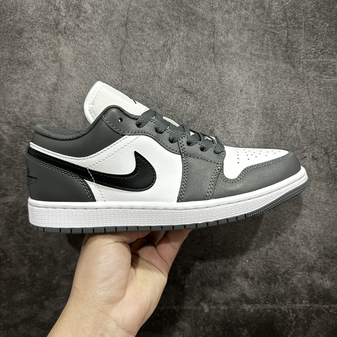 【DT纯原】Air Jordan AJ1 Low 低帮 白灰黑 553558-152n市面中低帮最具代表性版本没有之一 口碑大厂出品 品控大底版型不断改良更新 全套原纸板楦头开发 确保原汁原味 完美呈现版型 完美零毛边处理 原厂内置全掌气垫 价格定位良心 平台专用代工流水线出品 一眼公司既视感 拿到手的一瞬间就与众不同 碾压市面所有版本 全部原鞋开发 每一个配色都会采购原鞋确认细节 打破市面看图做货无好货之说 尺码：35.5 36 36.5 37.5 38 38.5 39 40 40.5 41 42 42.5 43 44 44.5 45 46 编码：DL265280-鞋库