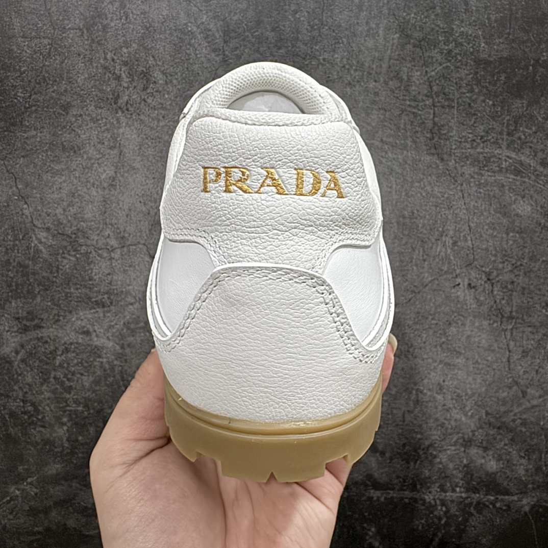 普拉达Prada Downtown Low Sneakers 闹市区系列低帮系带百搭休闲运动小白板鞋“皮革黑白熊猫三角标”