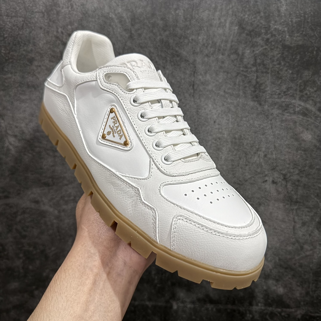 普拉达Prada Downtown Low Sneakers 闹市区系列低帮系带百搭休闲运动小白板鞋“皮革黑白熊猫三角标”