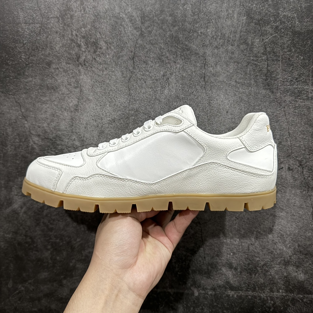 普拉达Prada Downtown Low Sneakers 闹市区系列低帮系带百搭休闲运动小白板鞋“皮革黑白熊猫三角标”