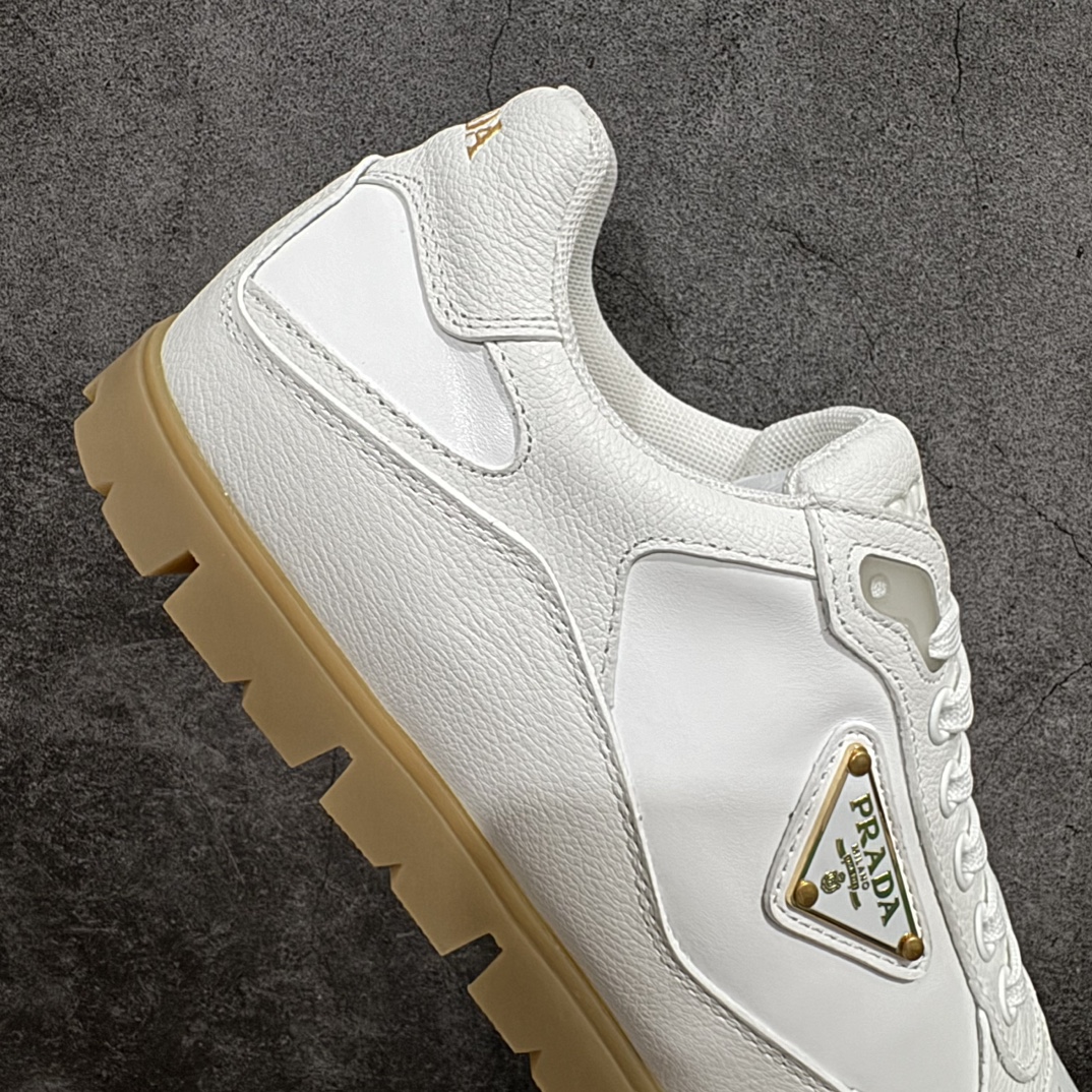 普拉达Prada Downtown Low Sneakers 闹市区系列低帮系带百搭休闲运动小白板鞋“皮革黑白熊猫三角标”