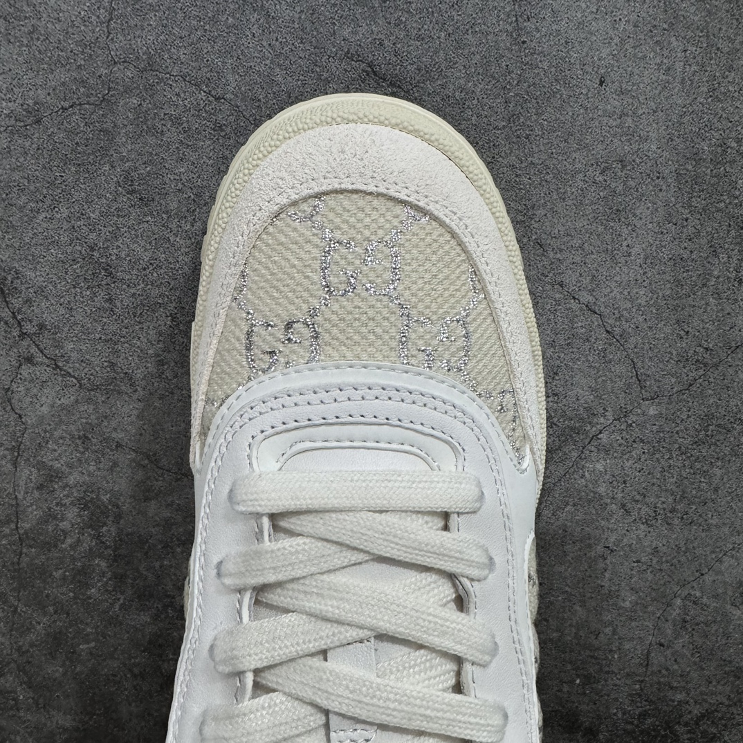 图片[5]-【广东纯原版本】意大利奢侈品牌-古驰Gucci Re-Web Leather Sneakers 系列低帮复古百搭训练休闲运动小白板鞋“皮革米白乌木色GG红绿标牌n升级官方最新2024全套专柜星座配件及包装物(附送官方快递加固包装盒!!) 采用软质粒面头层皮革组合纯棉提花布鞋面材质#搭载灌注PU式缓震乳胶脚垫 全新开发复合TPR防变形色块耐磨橡胶外底n码数：39-45 编码：TL450470-鞋库