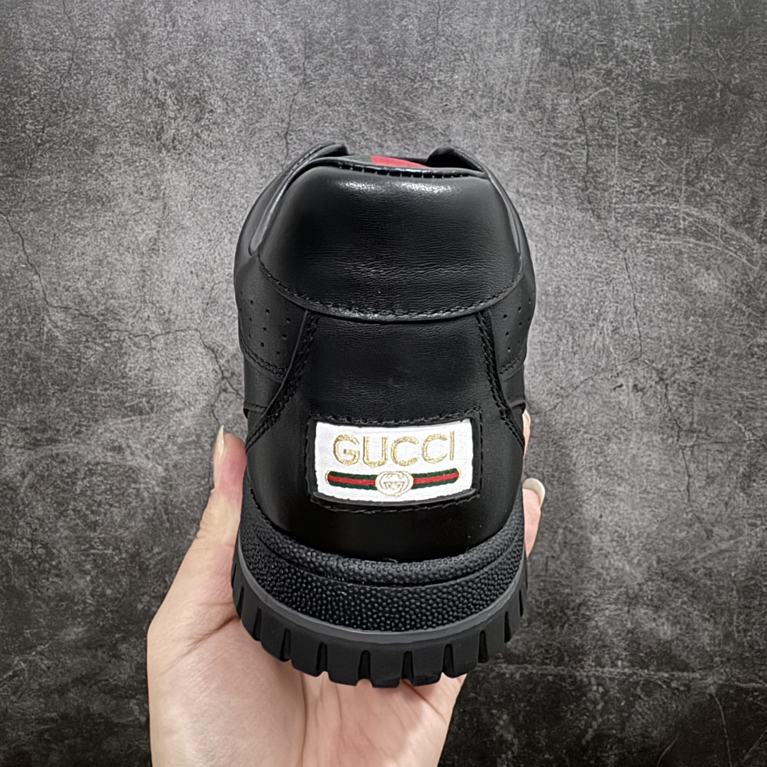 图片[4]-【广东纯原版本】意大利奢侈品牌-古驰Gucci Re-Web Leather Sneakers 系列低帮复古百搭训练休闲运动小白板鞋“皮革米白乌木色GG红绿标牌n升级官方最新2024全套专柜星座配件及包装物(附送官方快递加固包装盒!!) 采用软质粒面头层皮革组合纯棉提花布鞋面材质#搭载灌注PU式缓震乳胶脚垫 全新开发复合TPR防变形色块耐磨橡胶外底n码数：39-45 编码：TL450470-鞋库