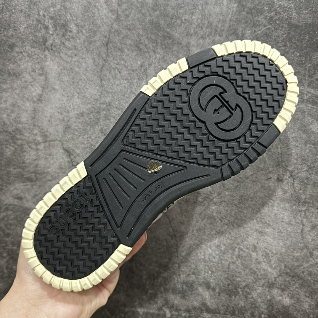 图片[9]-【广东纯原版本】意大利奢侈品牌-古驰Gucci Re-Web Leather Sneakers 系列低帮复古百搭训练休闲运动小白板鞋“皮革米白乌木色GG红绿标牌n升级官方最新2024全套专柜星座配件及包装物(附送官方快递加固包装盒!!) 采用软质粒面头层皮革组合纯棉提花布鞋面材质#搭载灌注PU式缓震乳胶脚垫 全新开发复合TPR防变形色块耐磨橡胶外底n码数：39-45 编码：TL450470-鞋库